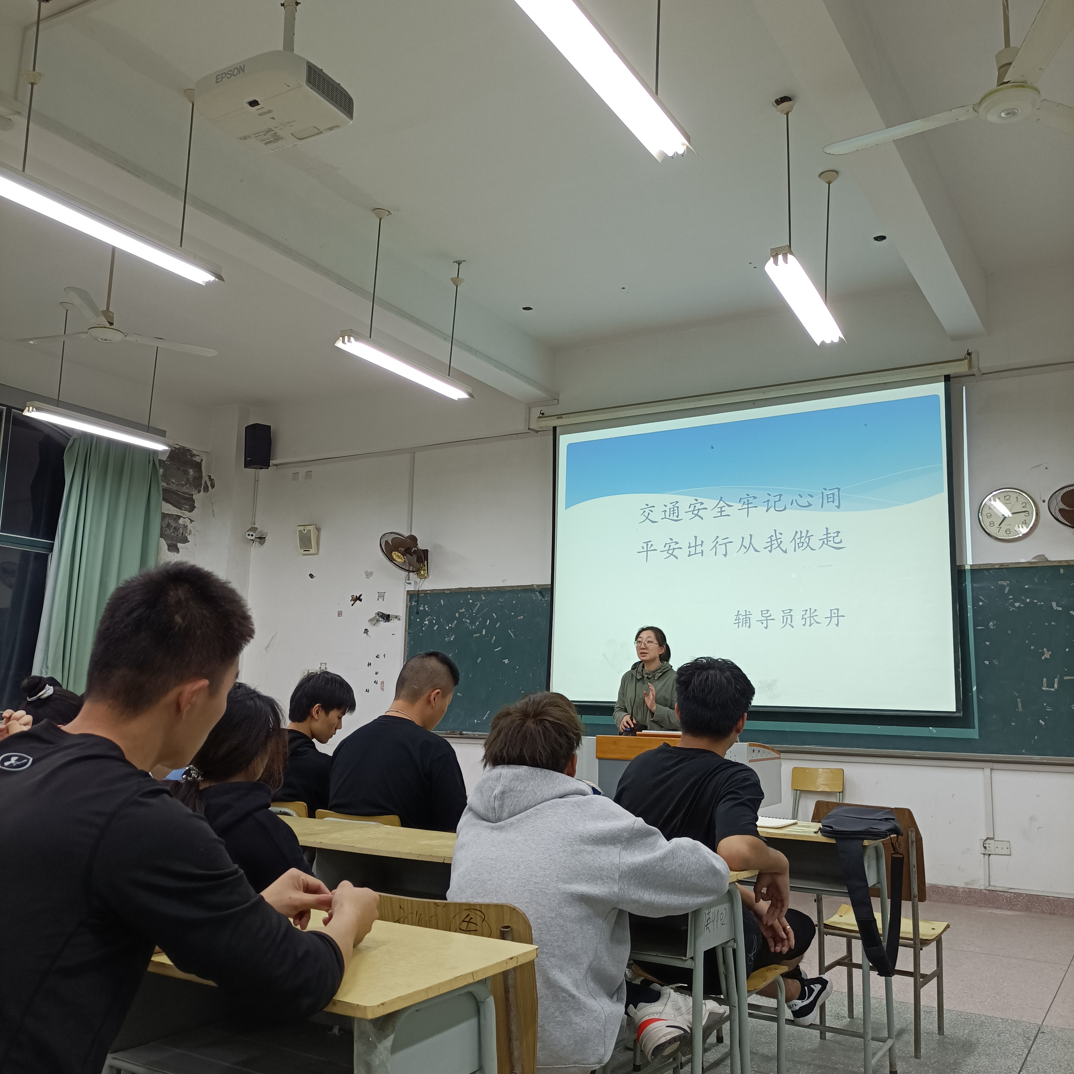 交通安全出行班会照片2.jpg