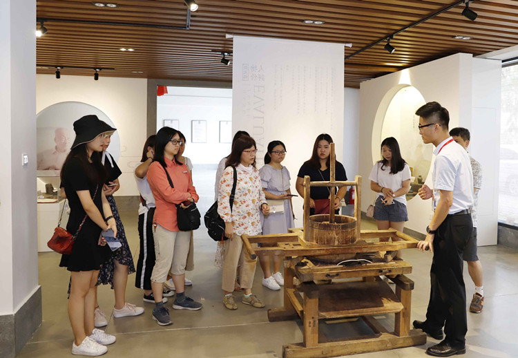 博雅班师生听讲解员讲解古时制茶工具的使用方法