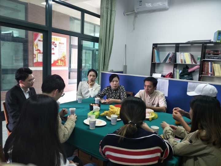 教师与校友座谈.jpg