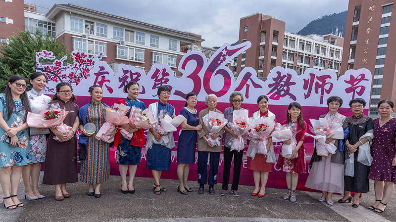 10院领导与老教师、执教30载教师合影_副本.jpg