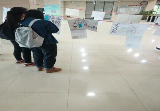 评委们认真评选投票.jpg