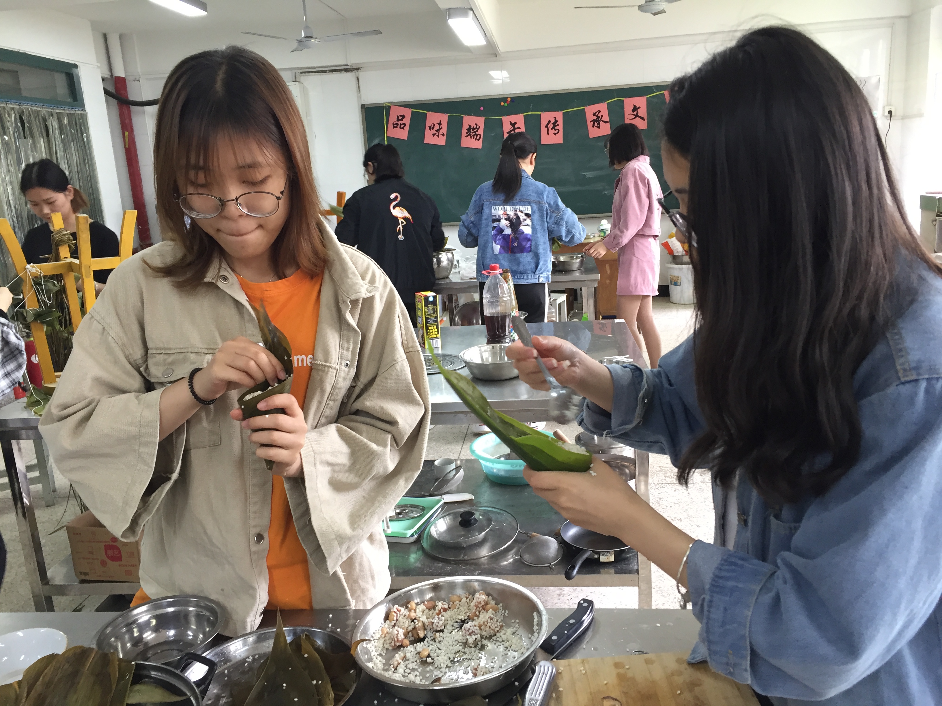 1.10.2-20190522-开展礼敬中华优秀传统文化活动有关的照片09-20190522有31名师生在1#实训室开展