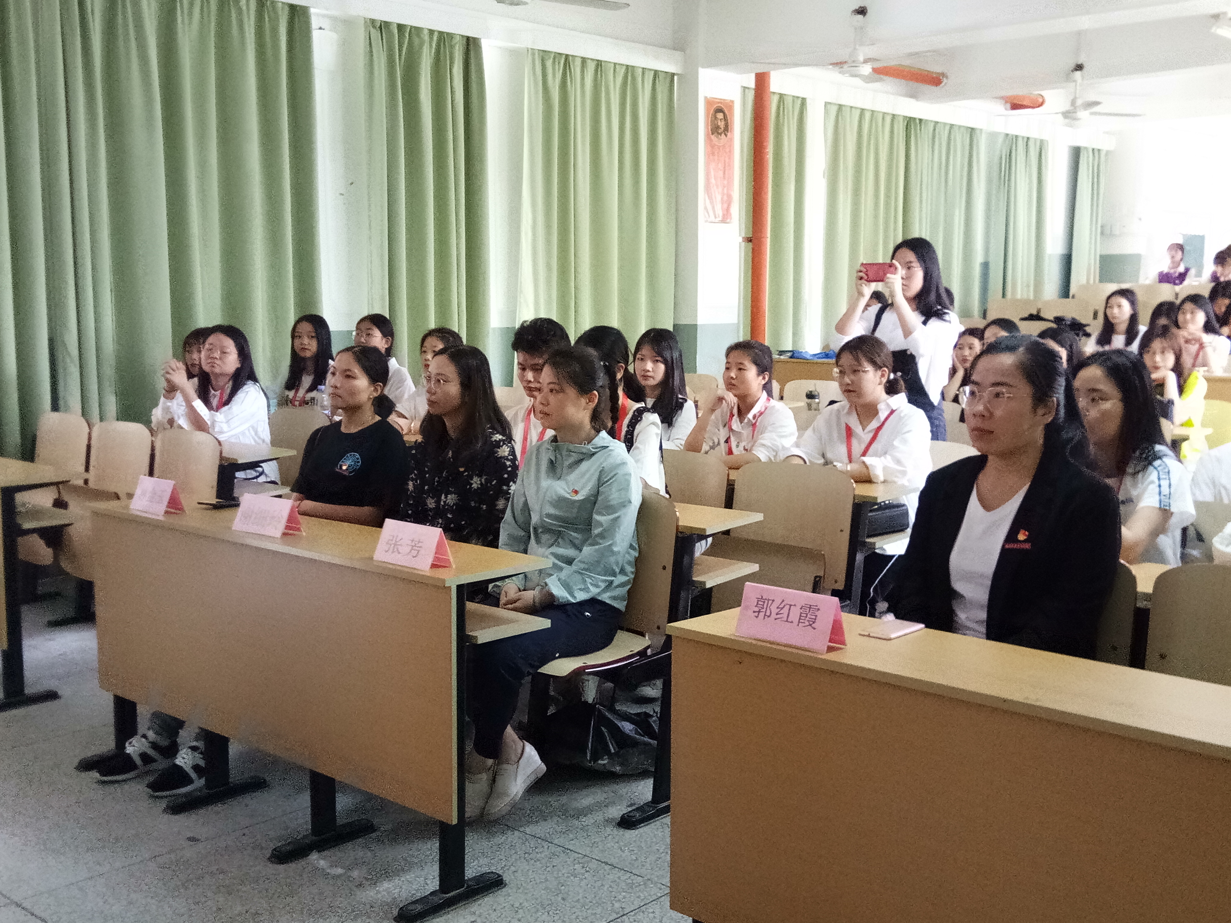 1.2.4-20190528-组织大学生马克思主义学习活动有关照片-20190528组织“学党章、知党史”主题知识竞赛 教学楼1-101 70余人参加 (2).jpg