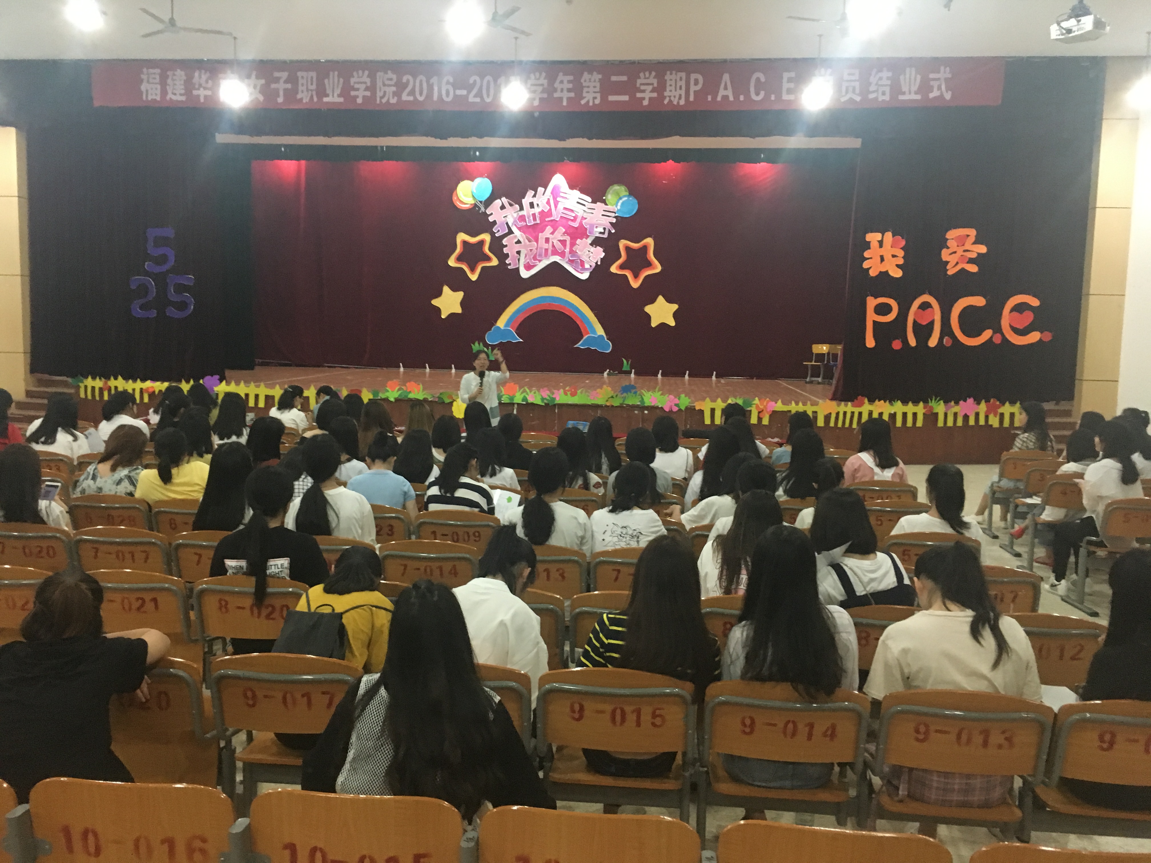 企业培训师与学生互动.JPG