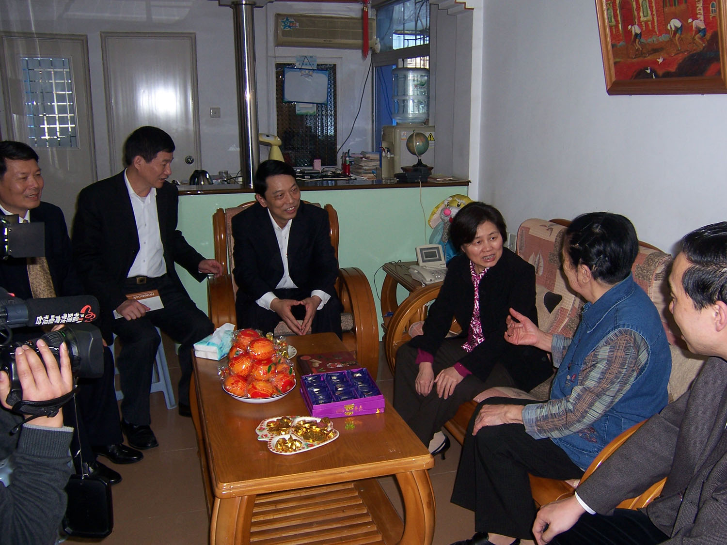 陈桦副省长亲切慰问马秀发老师1.jpg
