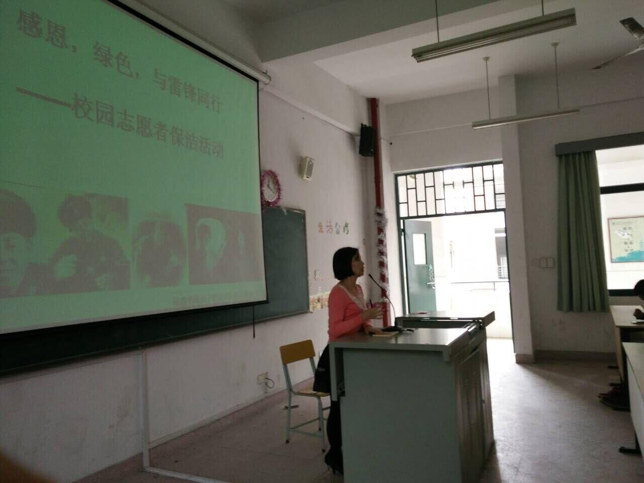 张铃娟老师为获奖助金同学们讲话.jpg