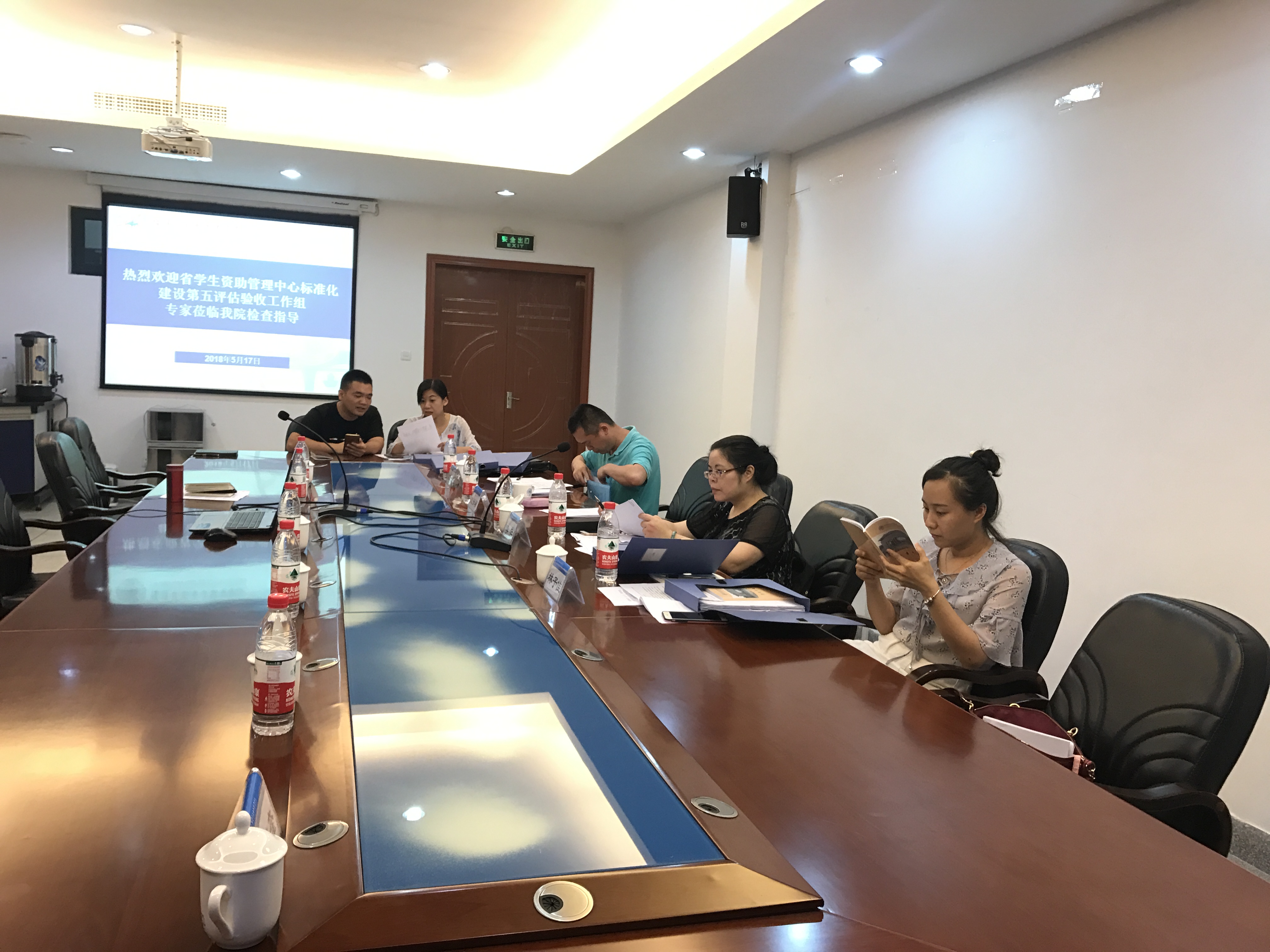 专家组查阅档案材料.JPG