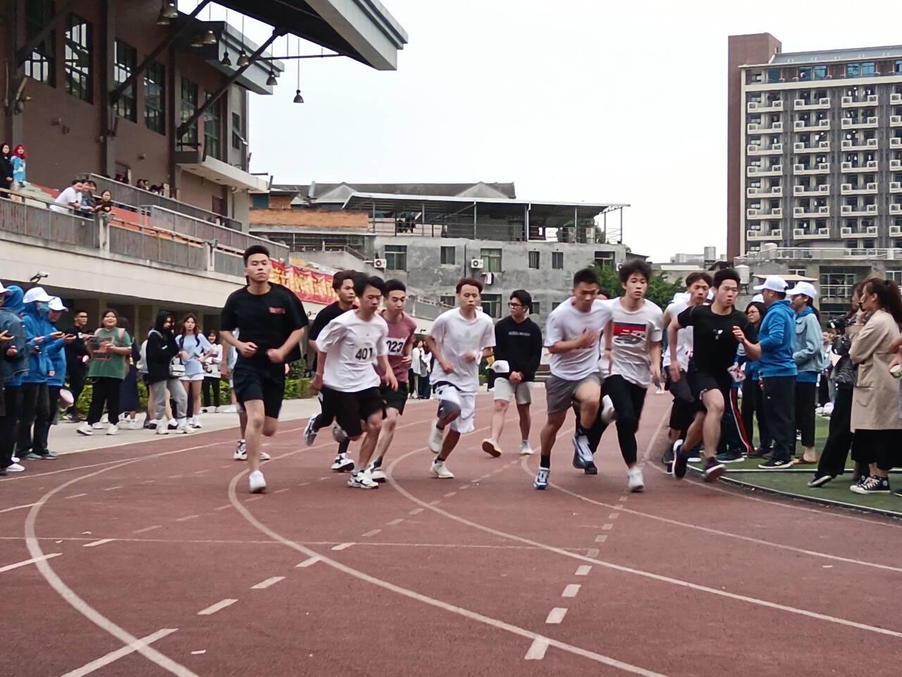 运动会男子田径赛现场.JPG