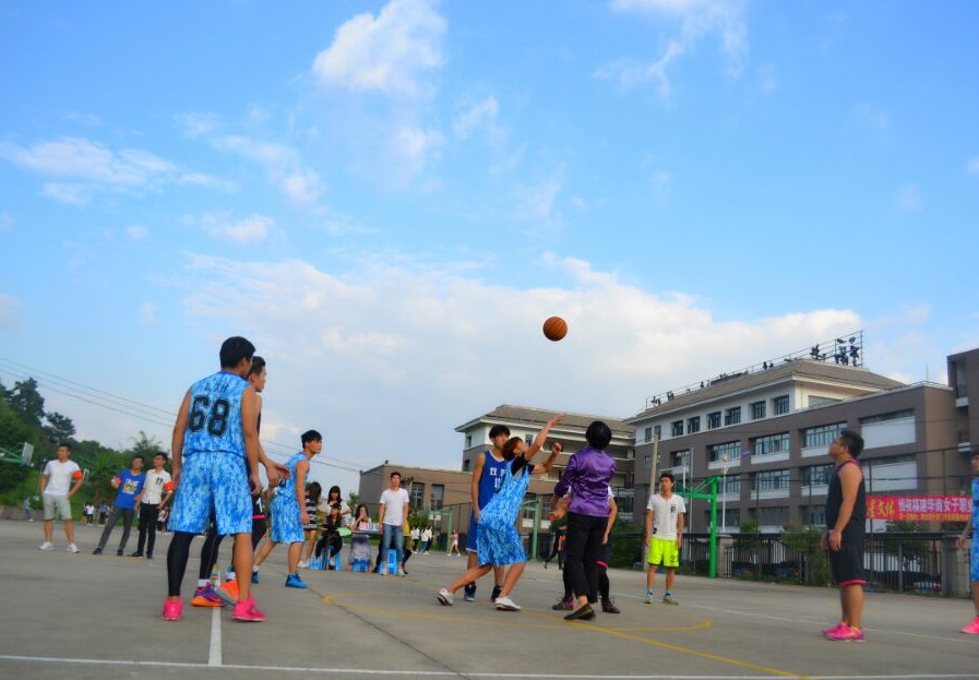释放青春能量，展现青春风采——“校庆杯”新生篮球赛迎来首场比赛1.jpg