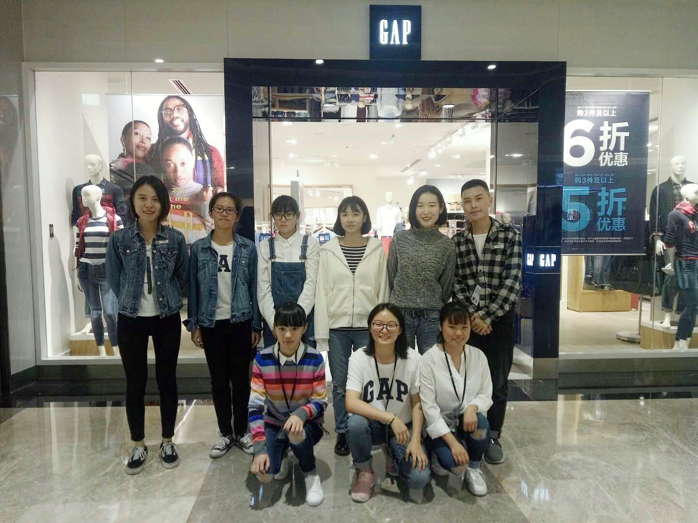 盖璞公司与学员在门店合影1.jpg