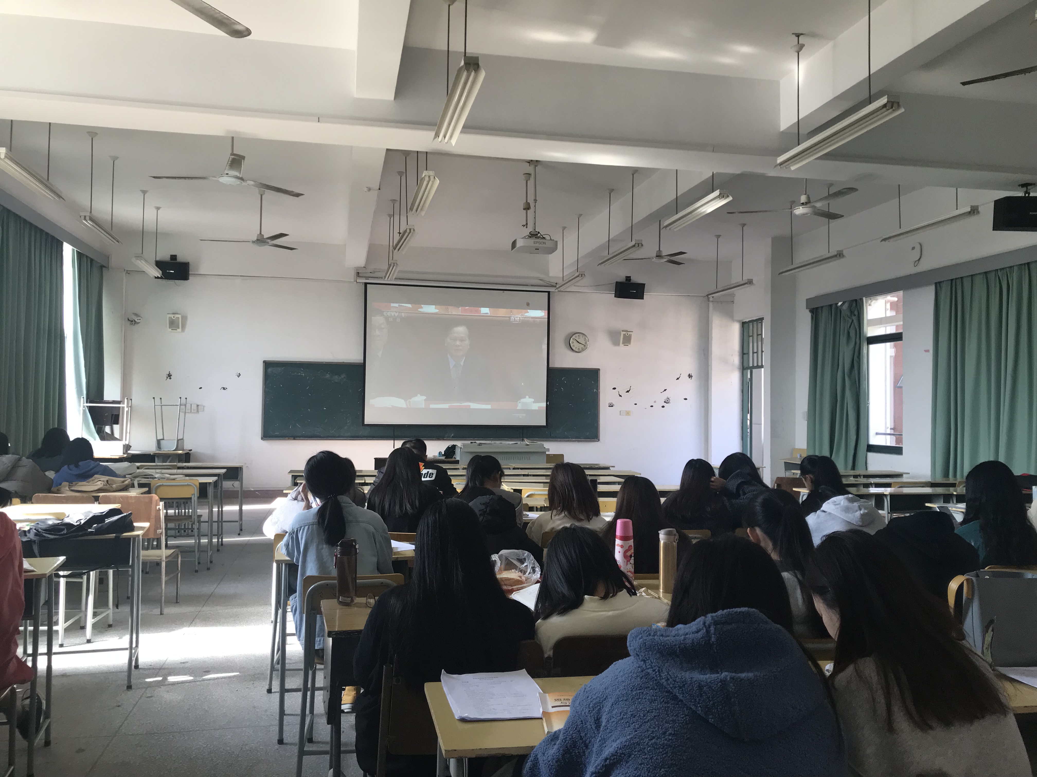 健康服务党支部组织学生观看改革开放四十周年大会.JPG
