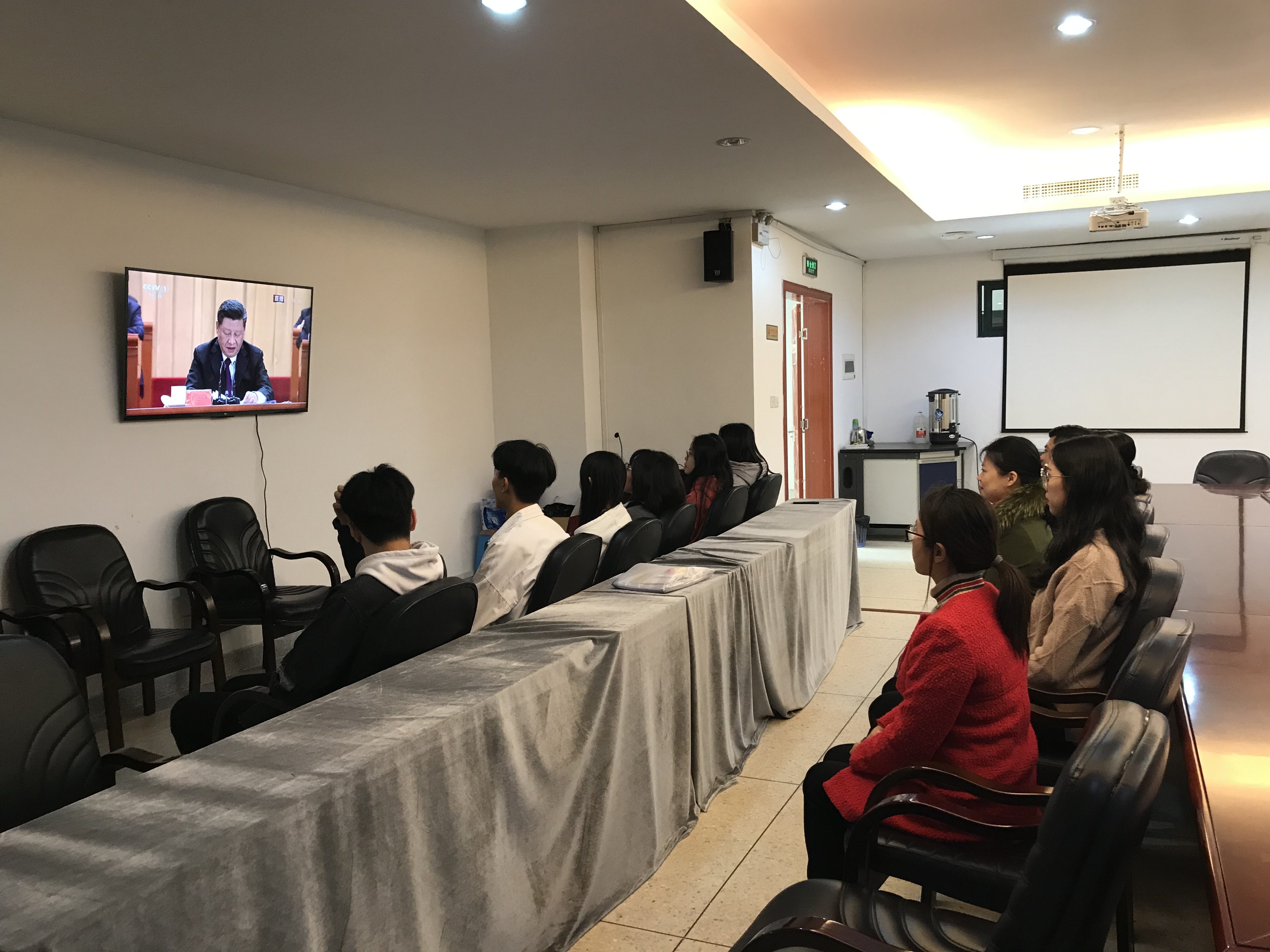 健康服务党支部观看改革开放四十周年大会.JPG