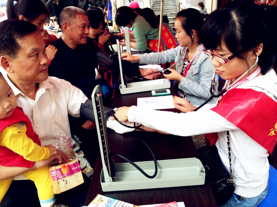 21家政服务与管理专业学生开展社区健康宣教活动.png