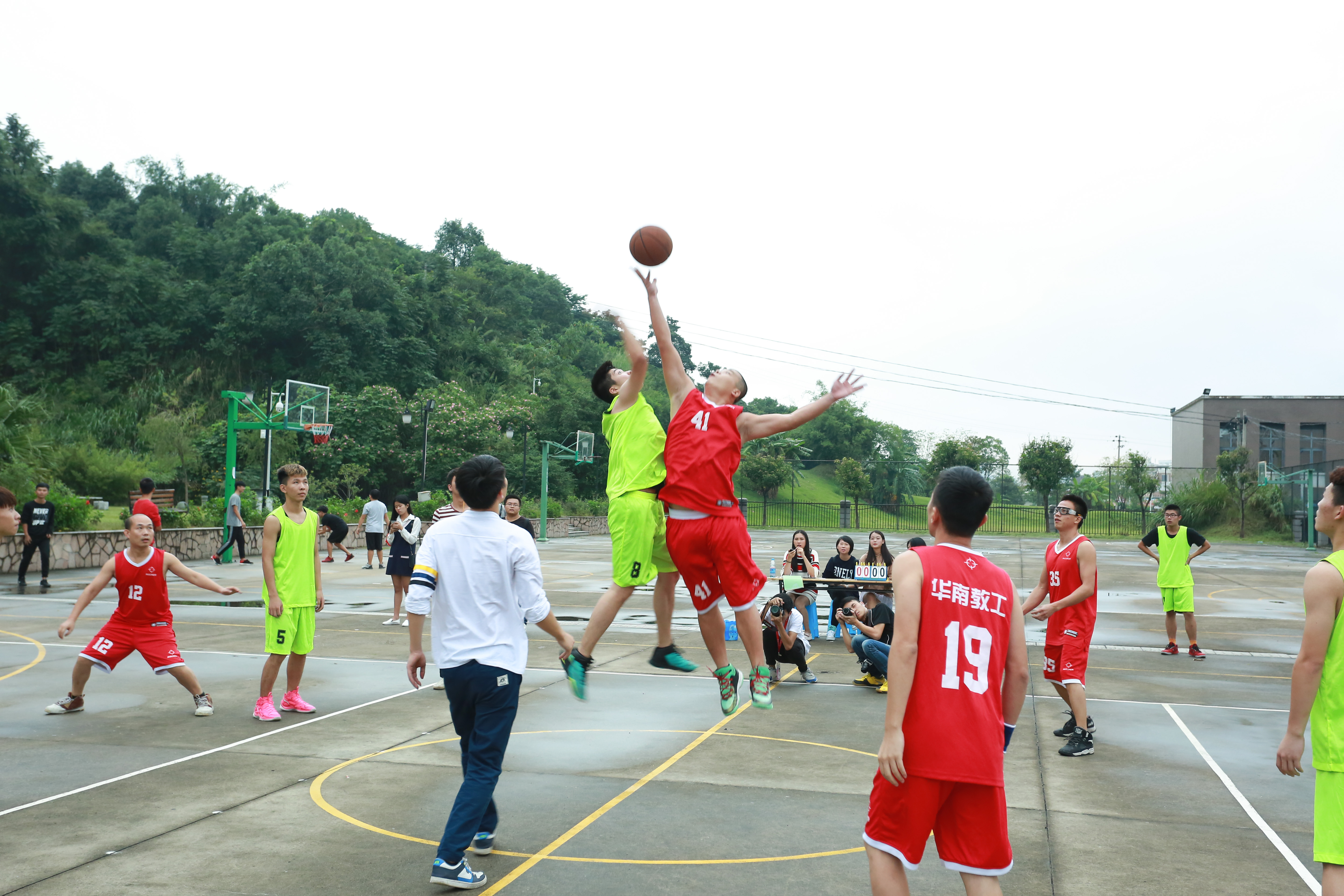 校庆系列活动之——释放青春能量,展现青春风采——“校庆杯”新生篮球赛圆满落幕20161103.docx