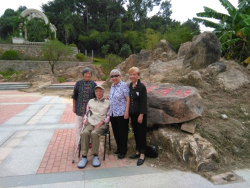 2014年学院校庆日林仲铉在宝笙广场与当年华南的学生合影.jpg