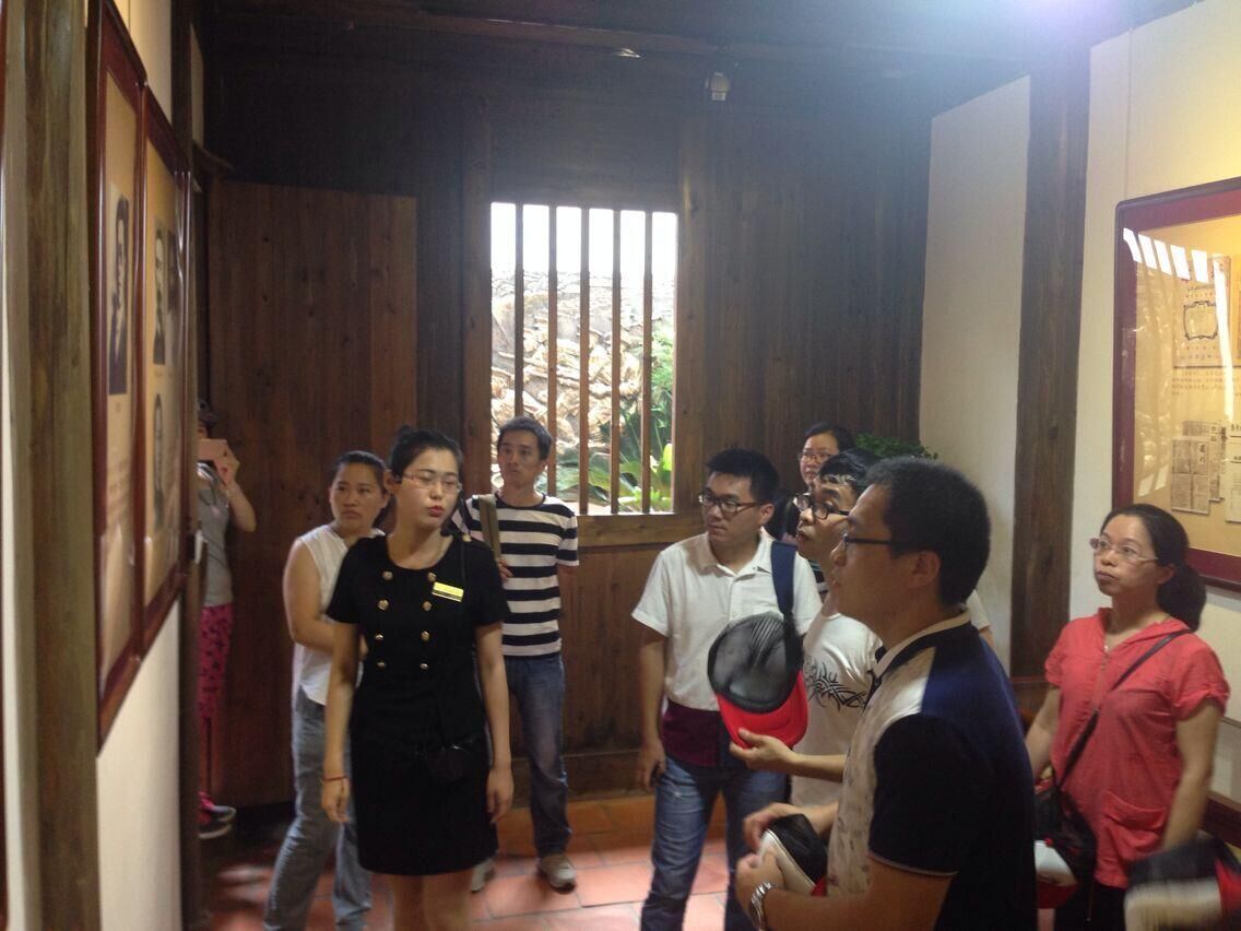 支部成员在听取中共福州市旧址发展历史.jpg