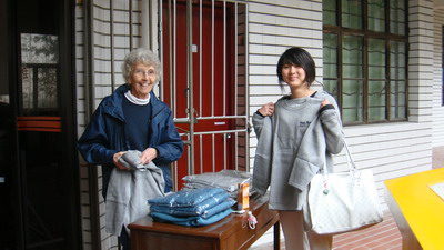 Betts Rivet义卖华南T恤捐助新校区1.jpg