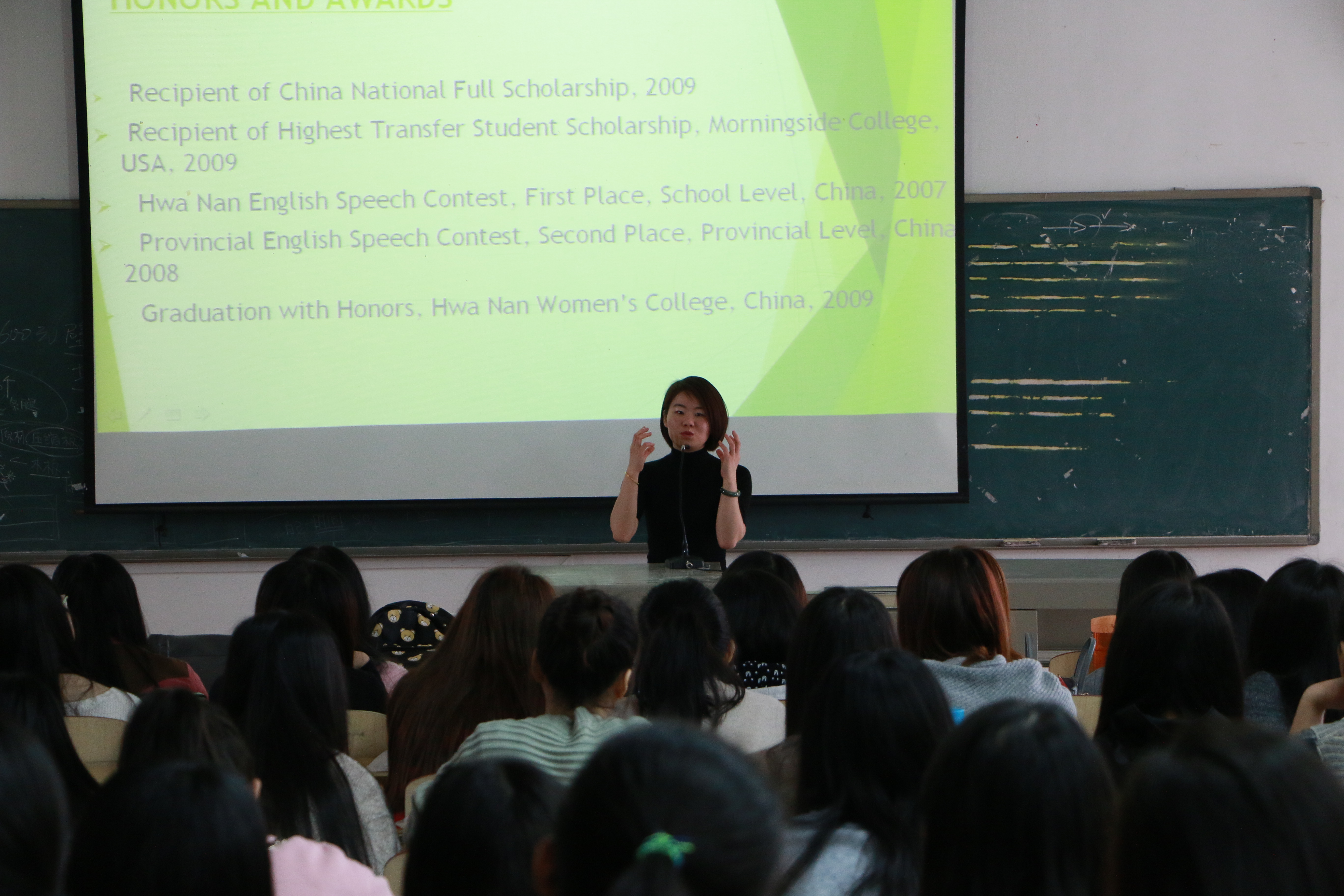 王小燕给应英学子做讲座2.JPG