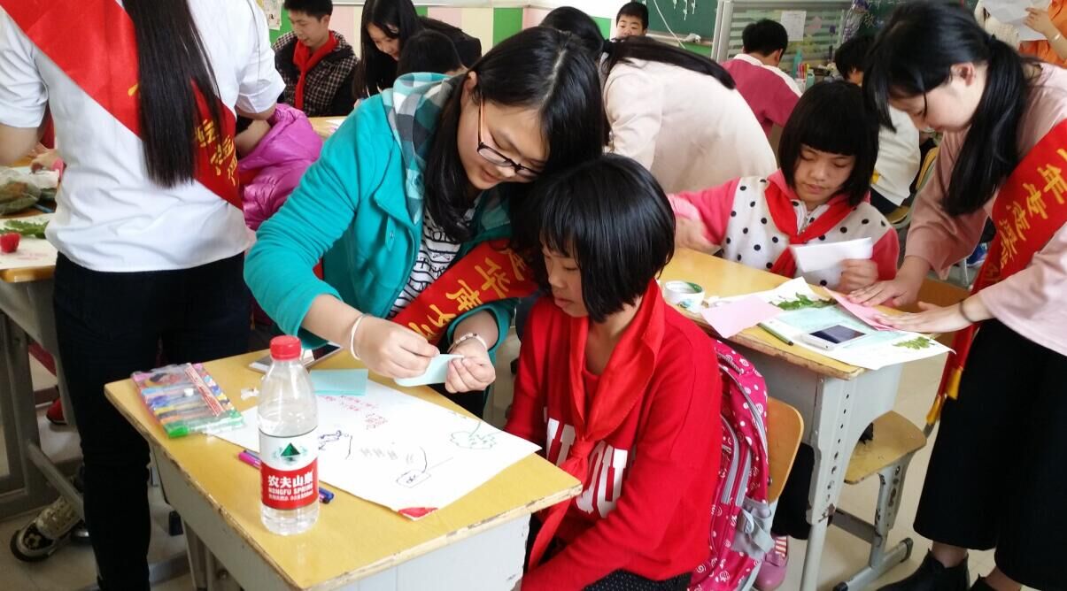 志愿者耐心教折纸.jpg