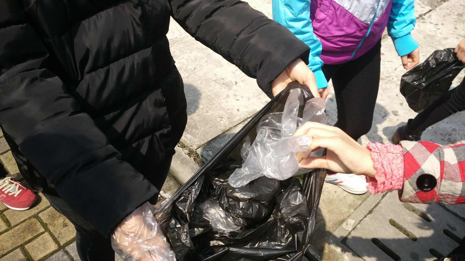 在宝笙广场拾垃圾.jpg