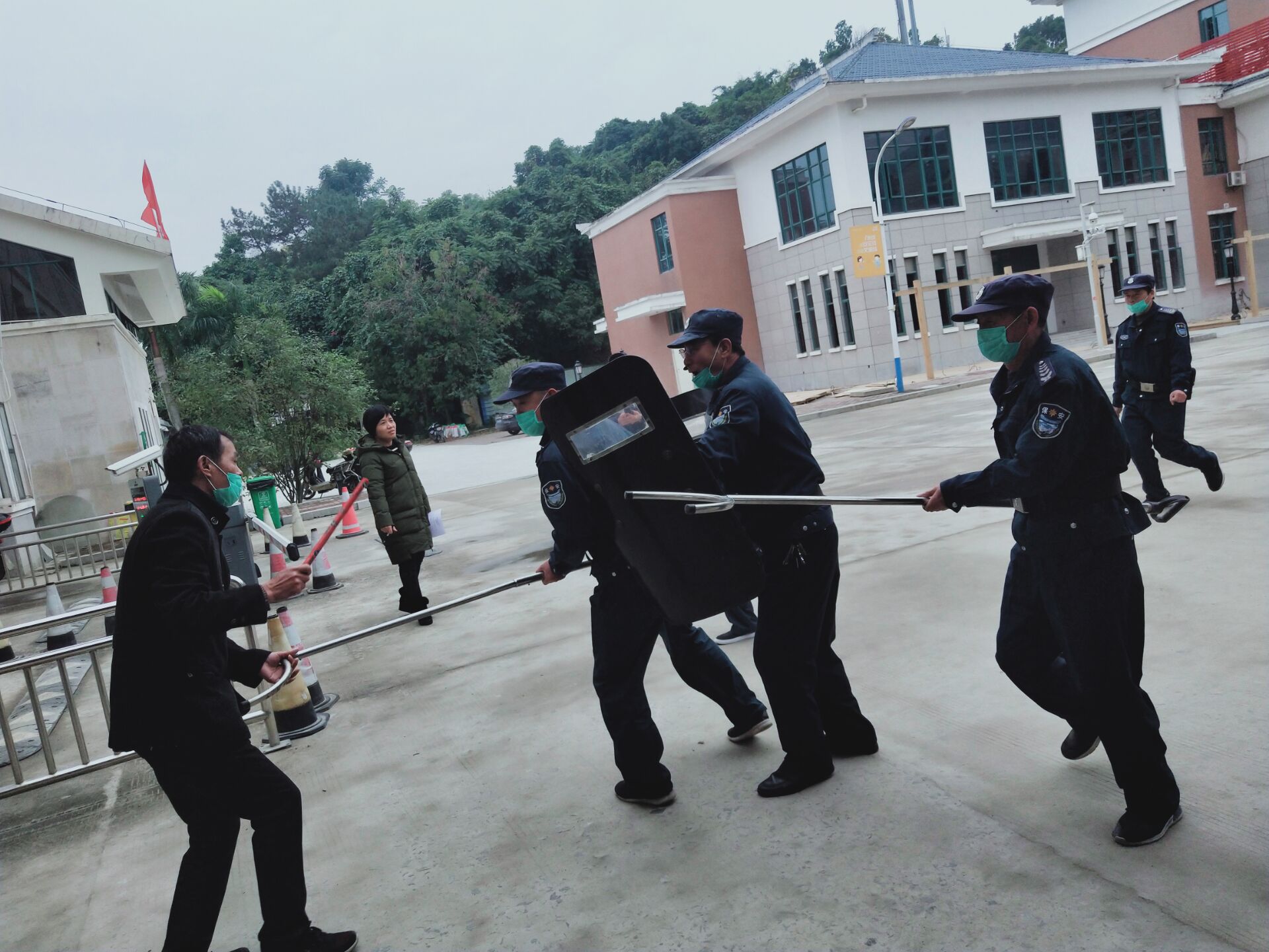 003. 保安人员在与“歹徒”搏斗.jpg