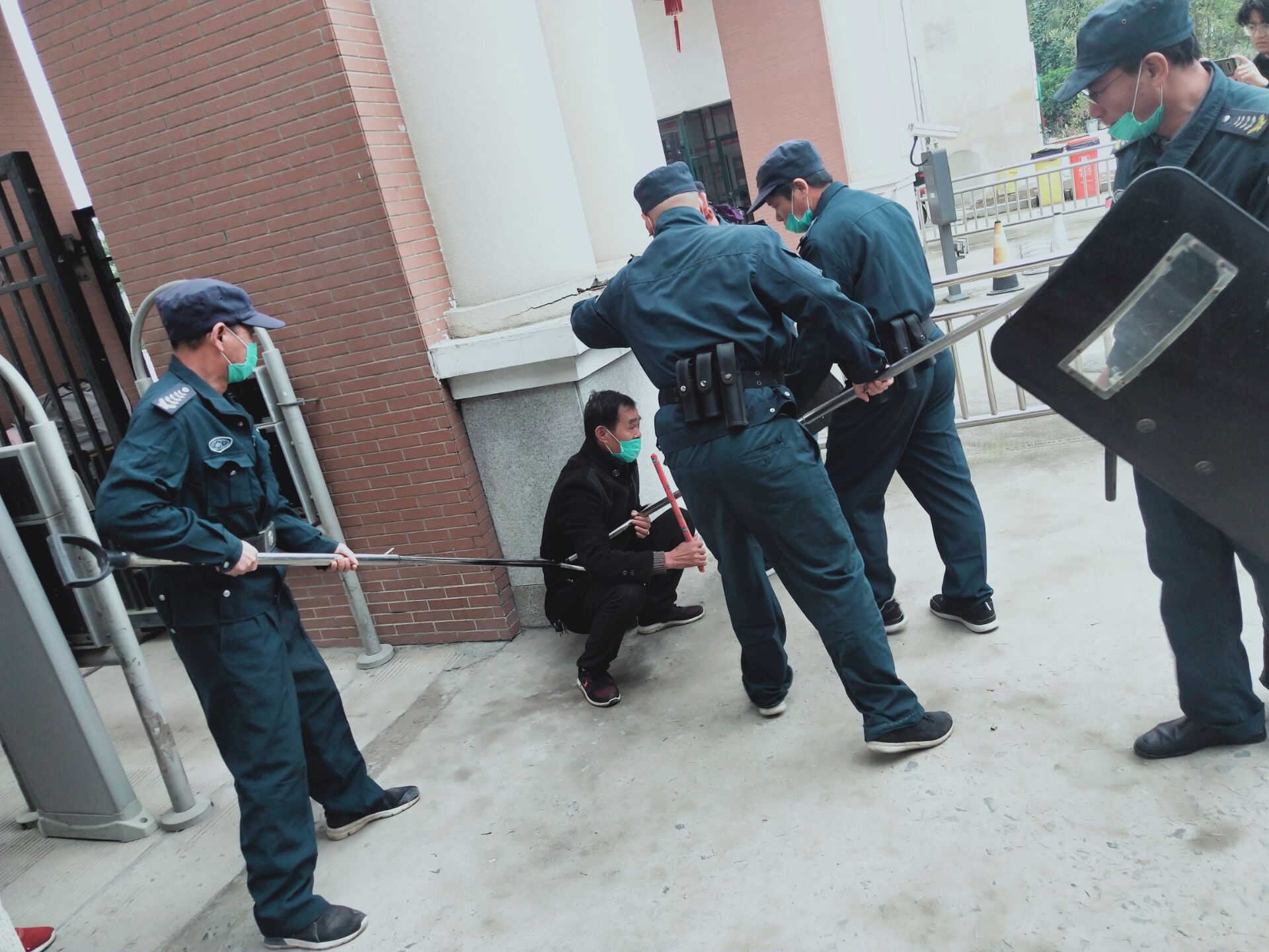 004. 保安人员合力将“歹徒”击倒抓捕.jpg