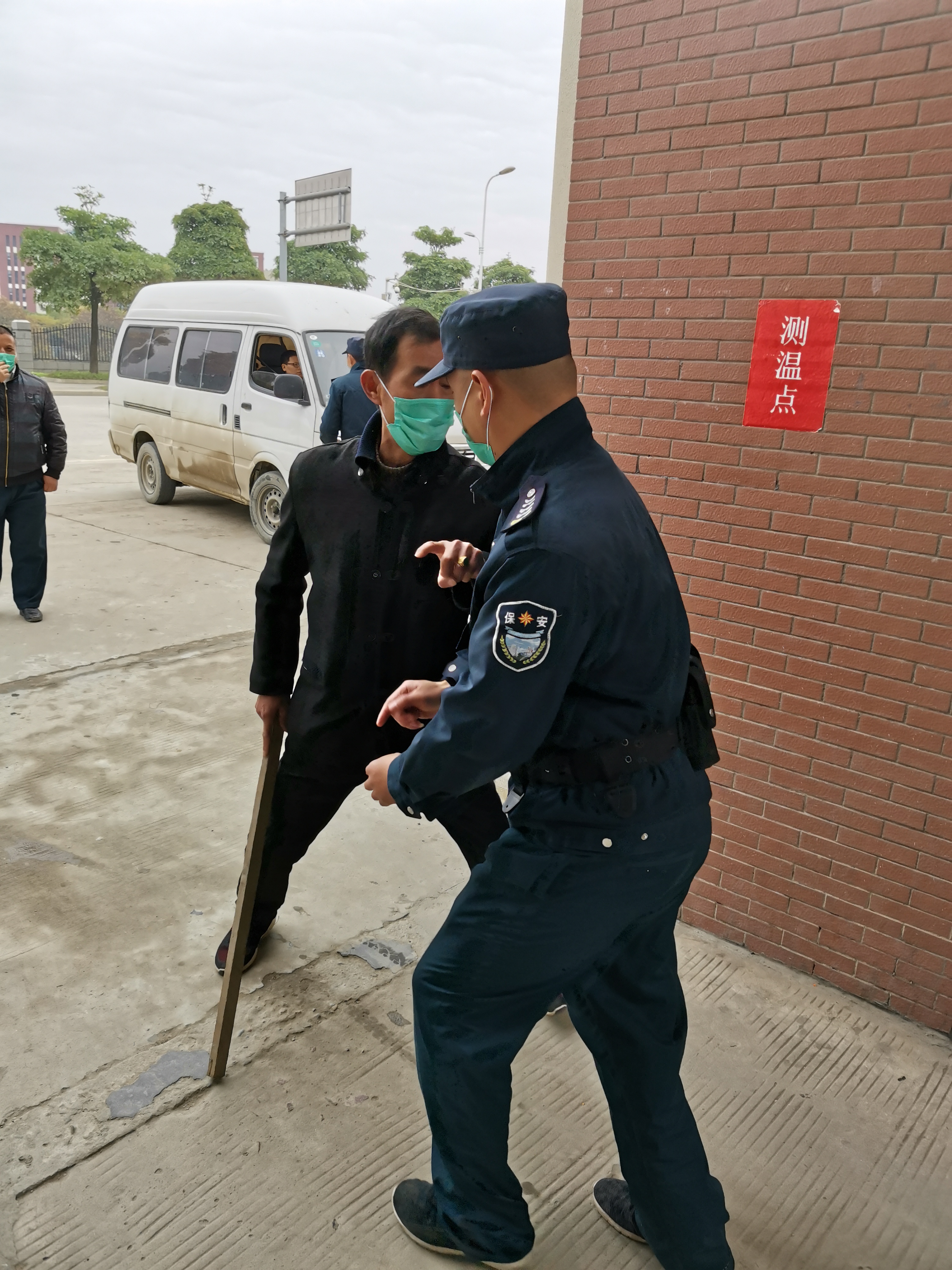 001 “歹徒”强行闯入校园.jpg