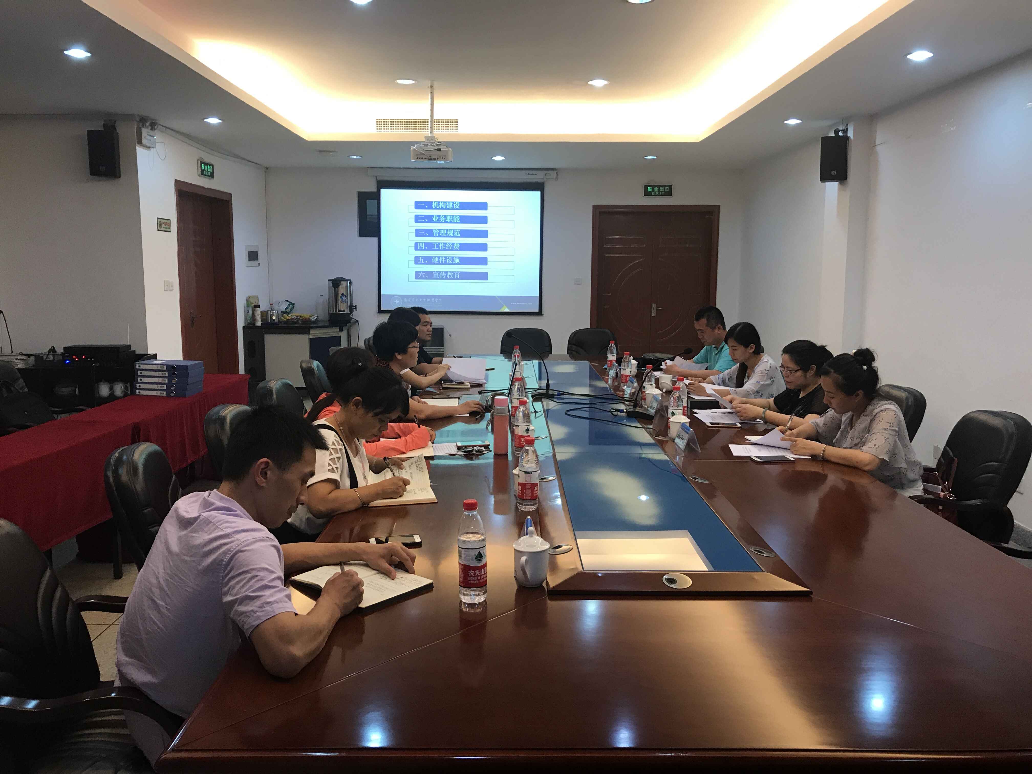 院党委副书记任建红进行资助标准化建设工作汇报.jpg