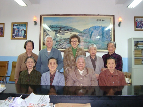 学院理事会部分成员合影(二排右二为朱恒英老师).jpg