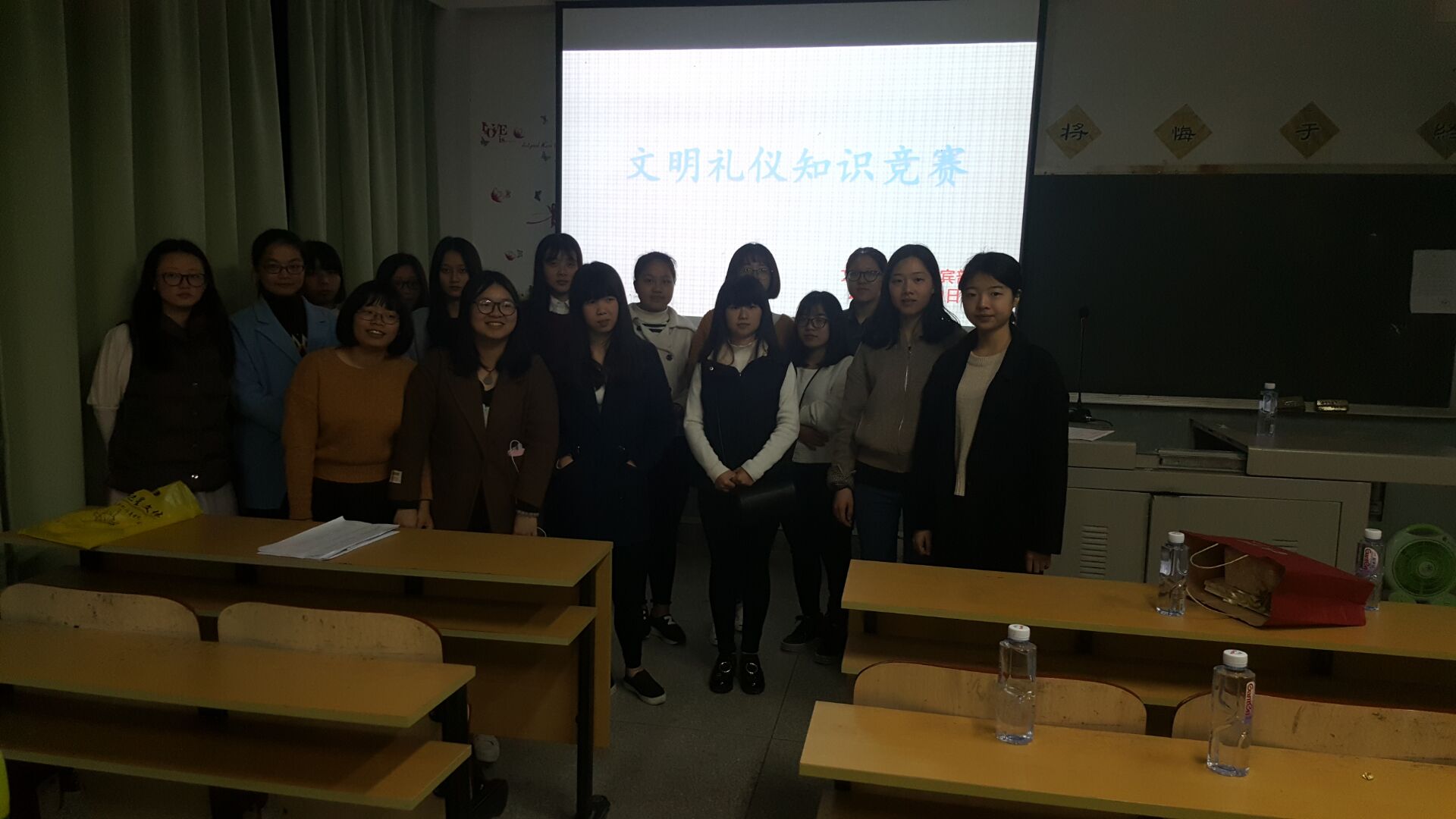 获奖学生合影.jpg