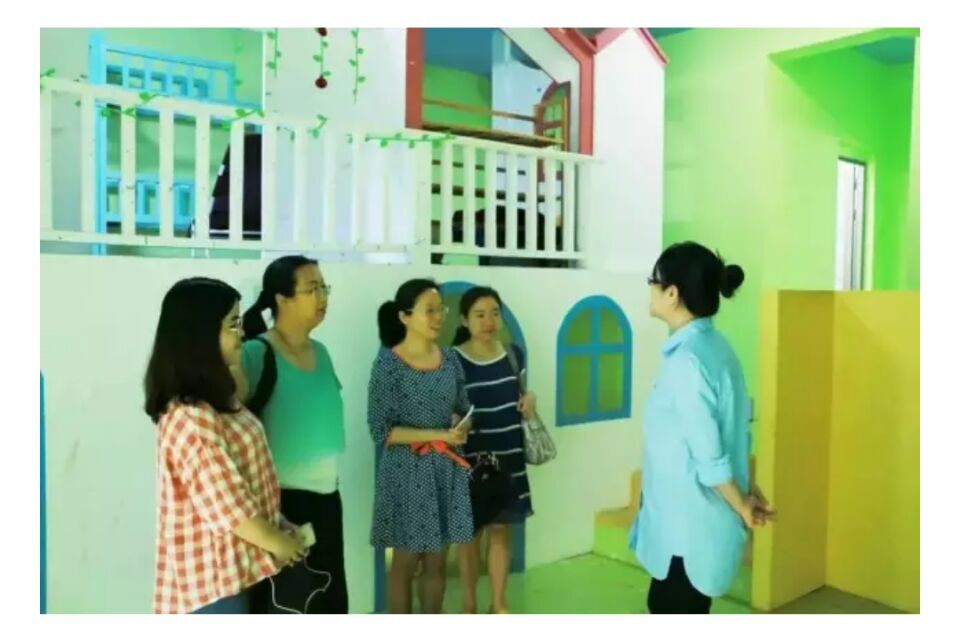 应用英语专业教师参观吴航的工作室.jpg