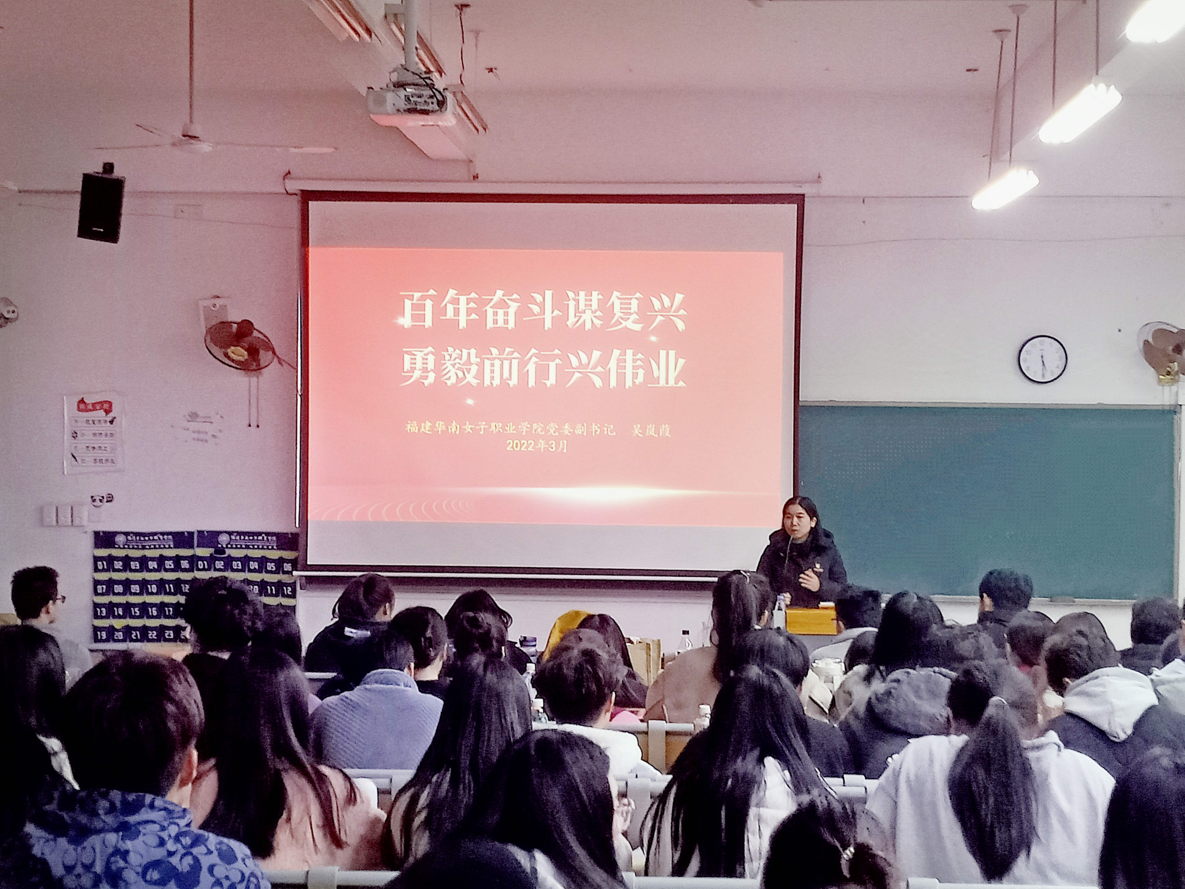 岚葭老师授课过程（远景）.jpg
